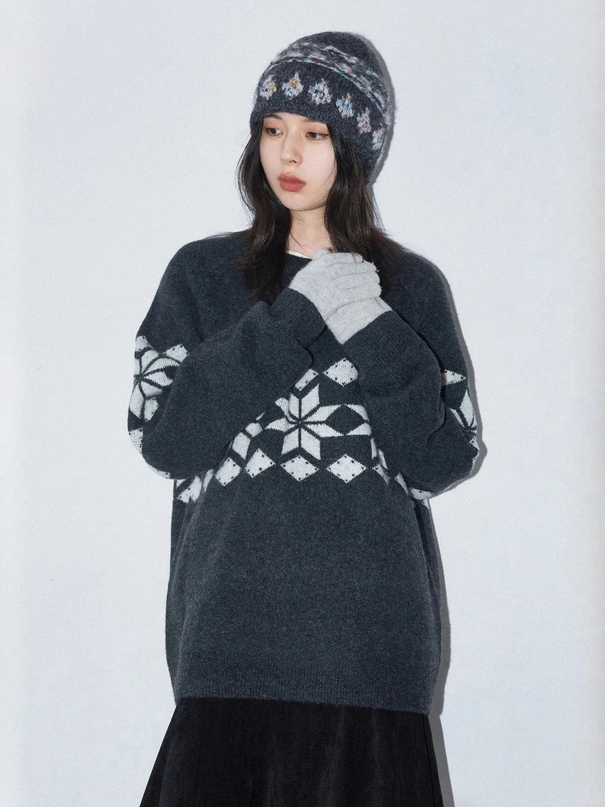 Snowflake Round Neck Knitted Pullover - Winter Jumper